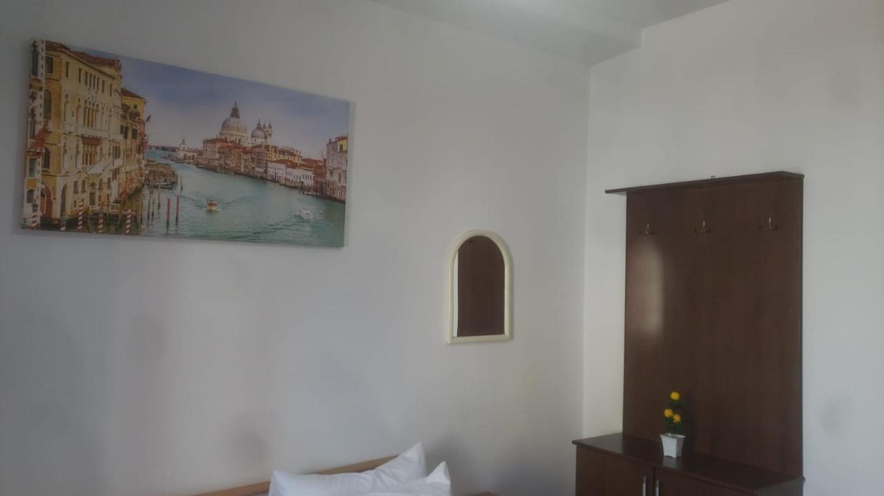 Hostel Split Rock Tirana Kültér fotó